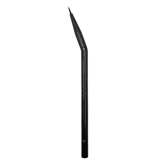 NYX Professional Makeup Pro Angled Eyeliner Brush - Picture 2 of 4